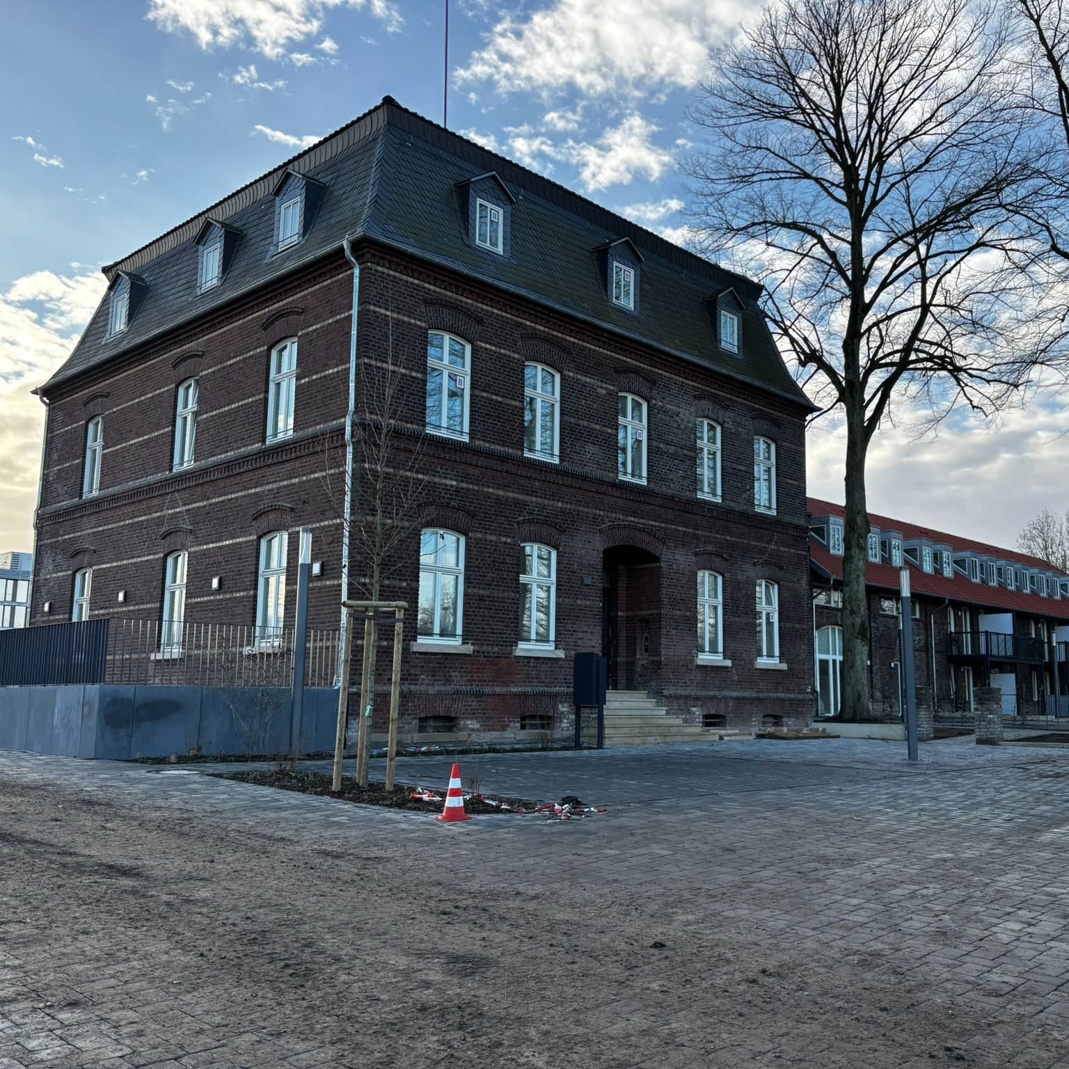 Umbau des bestehenden Vierkanthofes und der anschließenden Villa in ein Studentenwohnheim mit 147 Zimmer