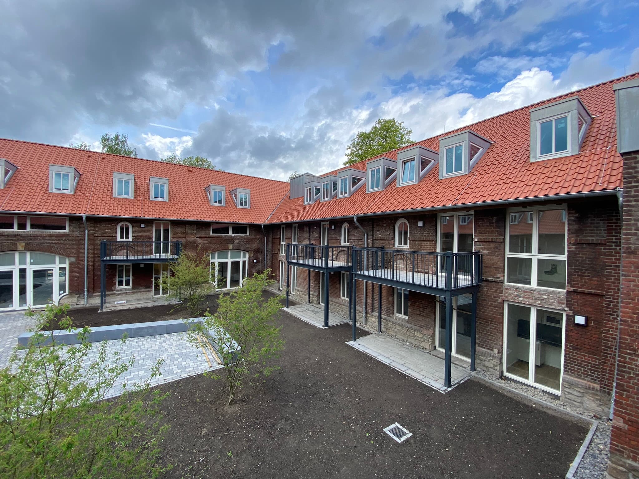 Umbau des bestehenden Vierkanthofes und der anschließenden Villa in ein Studentenwohnheim mit 147 Zimmer