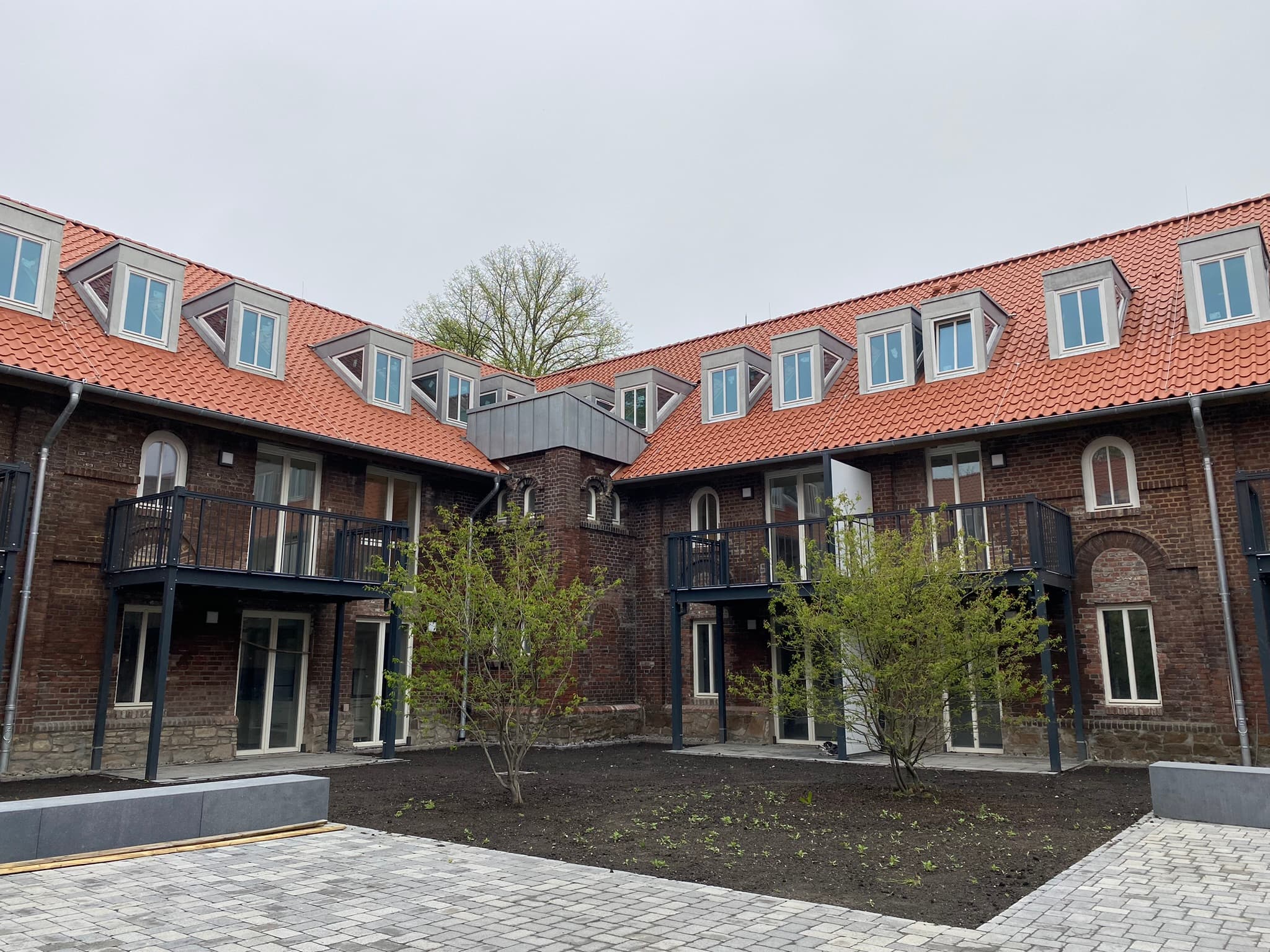 Umbau des bestehenden Vierkanthofes und der anschließenden Villa in ein Studentenwohnheim mit 147 Zimmer